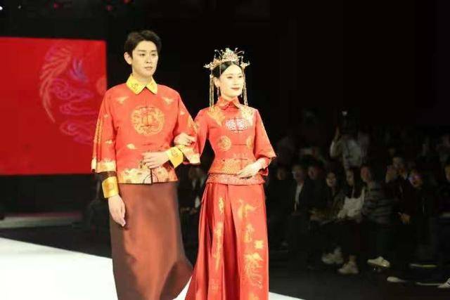 舞動(dòng)綢都風(fēng)尚！第三屆中國(guó)生態(tài)環(huán)保面料設(shè)計(jì)大賽時(shí)尚秀在蘇州盛澤舉行