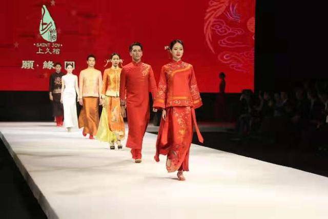 舞動(dòng)綢都風(fēng)尚！第三屆中國(guó)生態(tài)環(huán)保面料設(shè)計(jì)大賽時(shí)尚秀在蘇州盛澤舉行