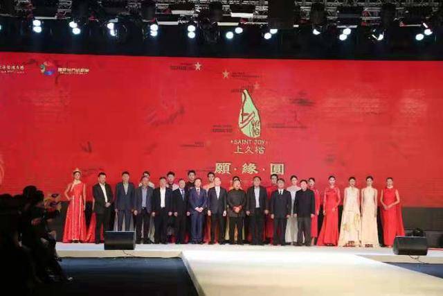 舞動(dòng)綢都風(fēng)尚！第三屆中國(guó)生態(tài)環(huán)保面料設(shè)計(jì)大賽時(shí)尚秀在蘇州盛澤舉行